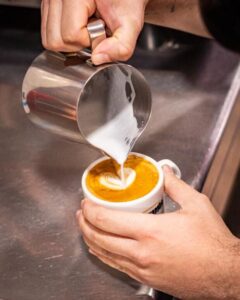 Sirviendo café